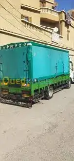 سيارات نقل اثاث في شارع الأتوستراد