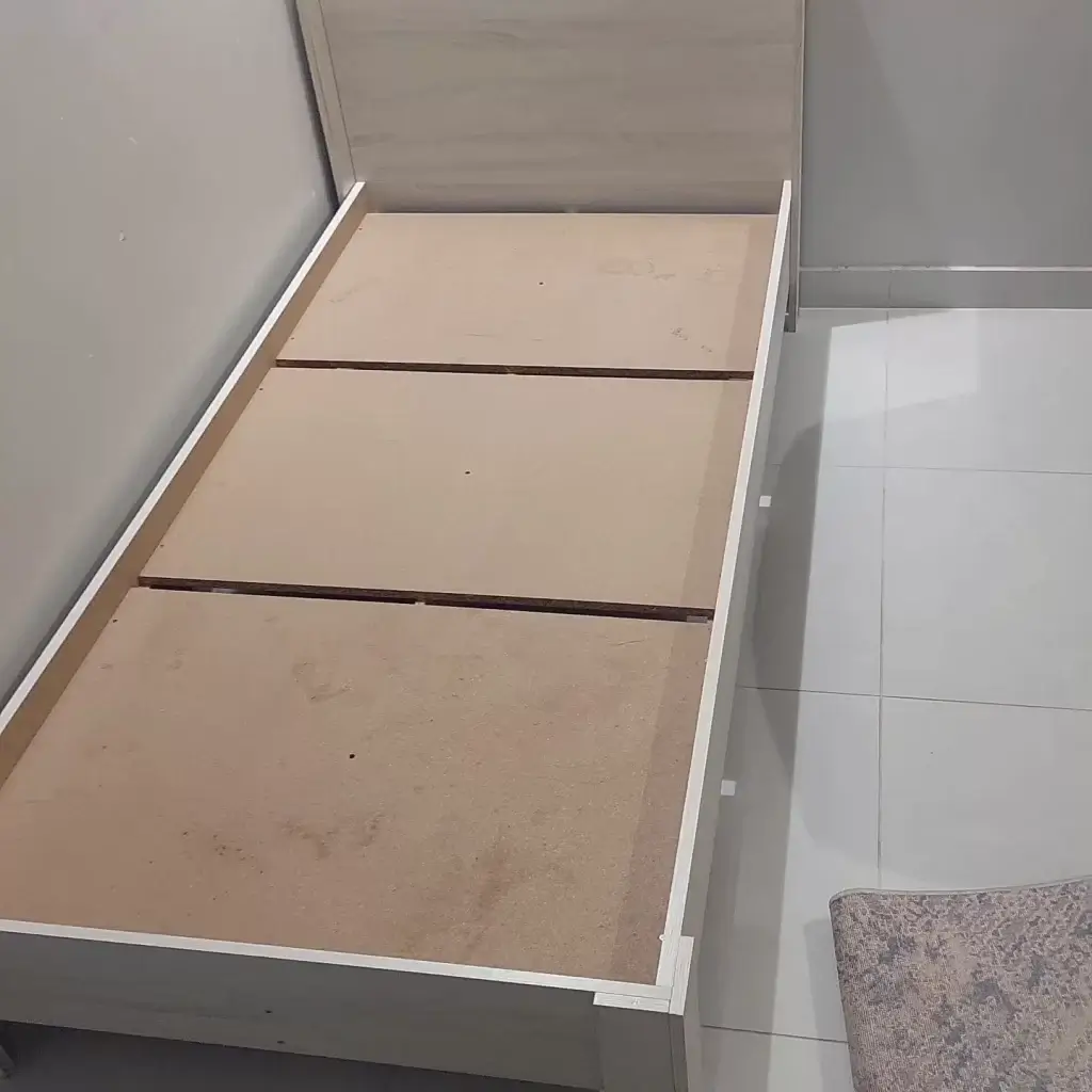 سرير اطفال في مرحلة التركيب