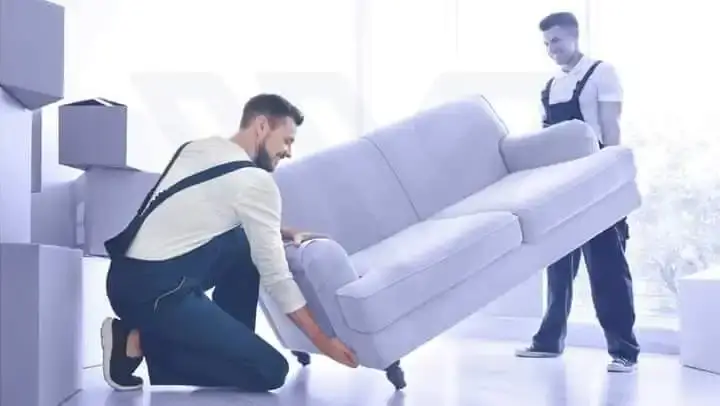 عمال شركة نقل الأثاث